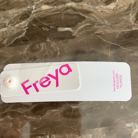 Freya molded plunge bra with underwire - Picture 6 of 8